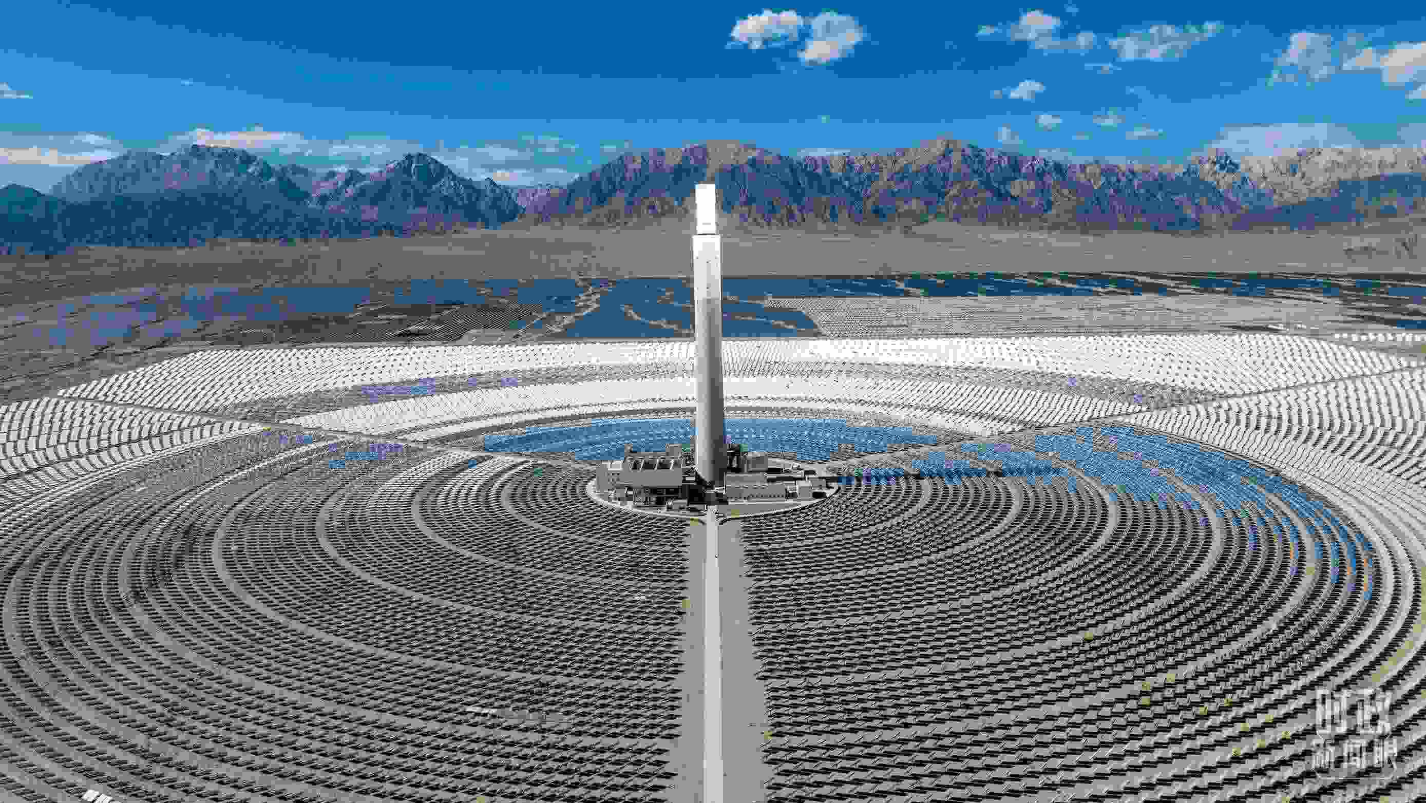 △青海海西德令哈塔式熔鹽儲(chǔ)能光熱發(fā)電廠。（圖/視覺(jué)中國(guó)）