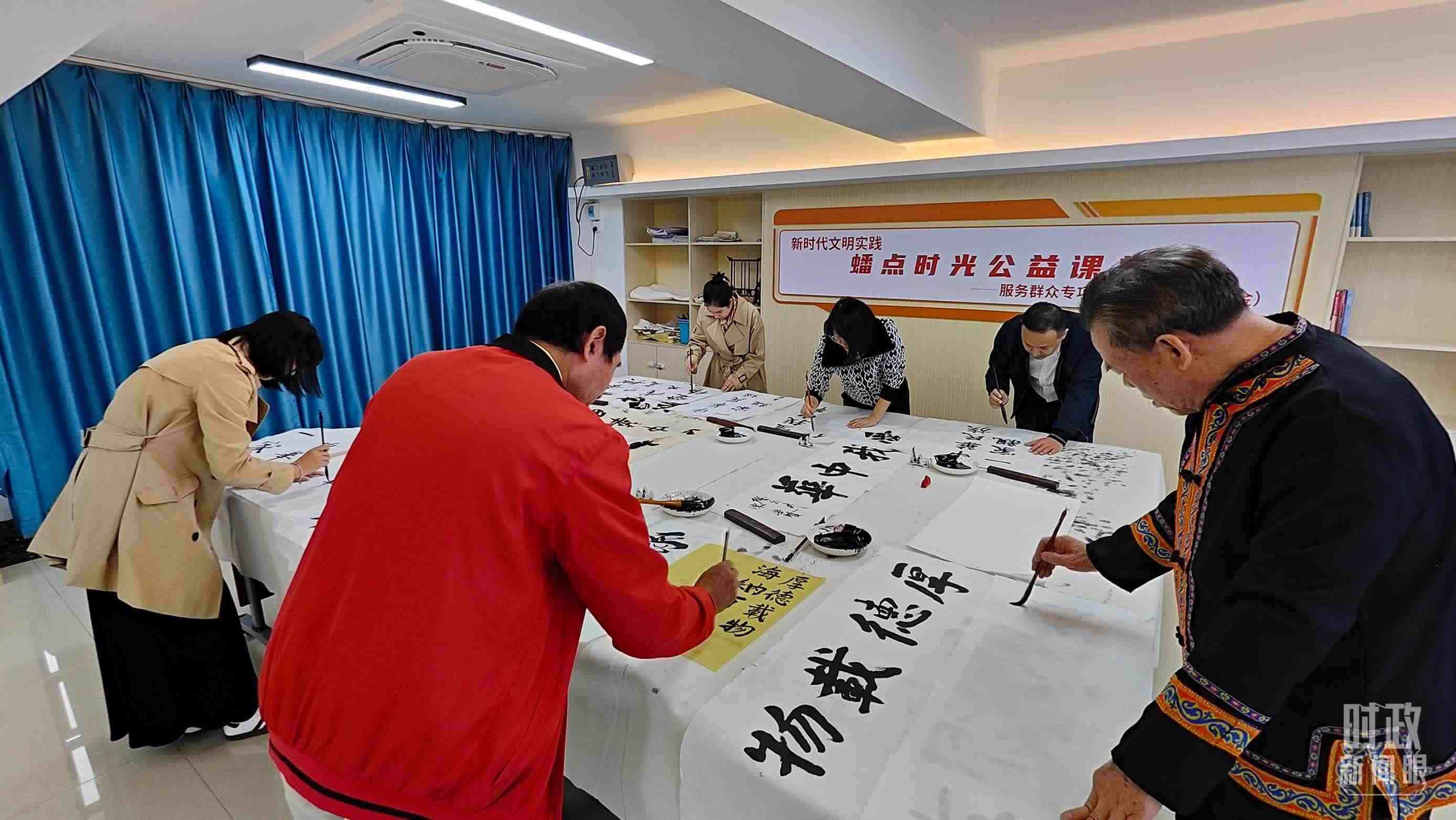 △廣西南寧市多民族社區(qū)——盤(pán)龍社區(qū)居民練習(xí)書(shū)法。（總臺(tái)央視記者楊立峰拍攝）