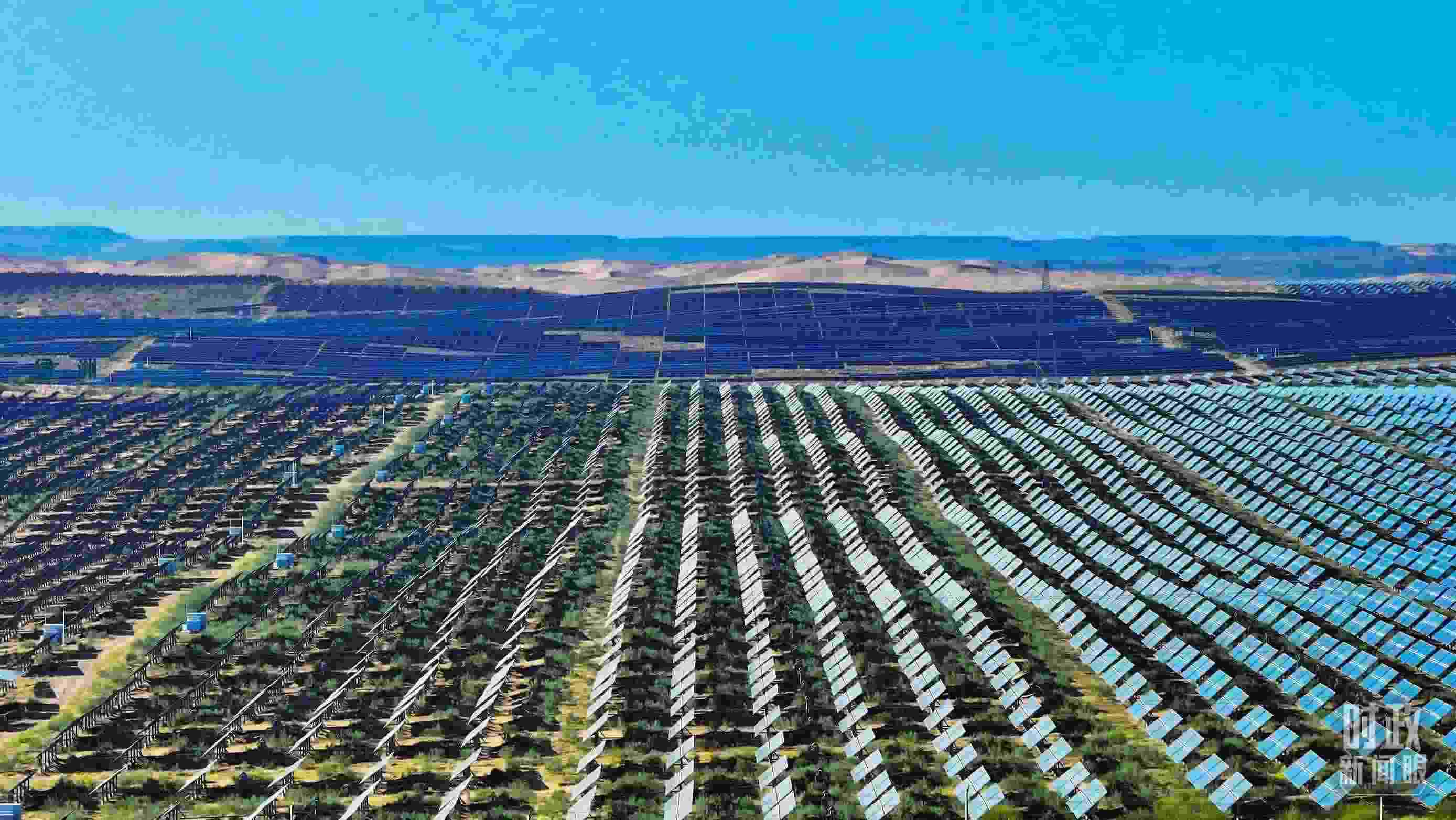 △內(nèi)蒙古鄂爾多斯，庫(kù)布其沙漠新能源基地。（圖/視覺(jué)中國(guó)）