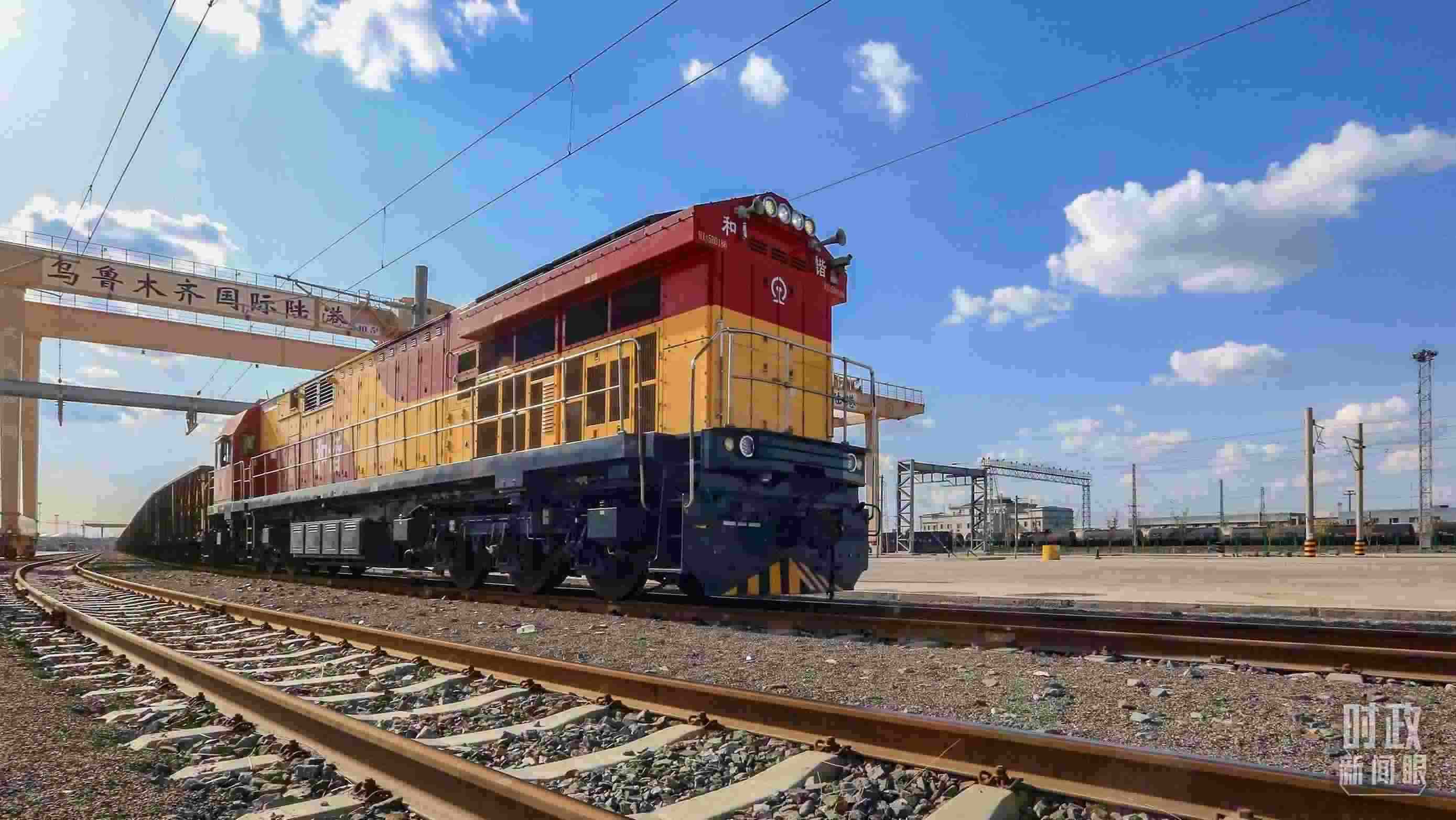 △2024年4月，烏魯木齊國(guó)際陸港區(qū)中歐班列“天山號(hào)”暢行絲路。（圖/視覺(jué)中國(guó)）