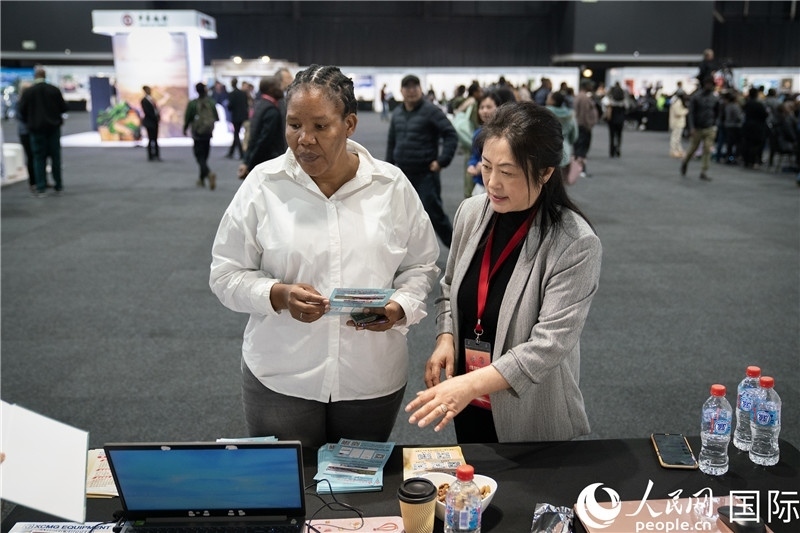 中企工作人員和當(dāng)?shù)厍舐氄呓徽?。希拉茲攝