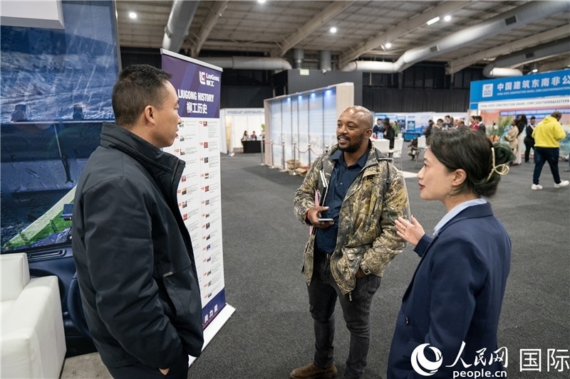 中企工作人員和當(dāng)?shù)厍舐氄呓徽劇Ｏ＠潝z