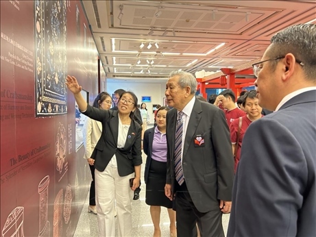 工作人員為泰國(guó)前副總理、泰中文化促進(jìn)委員會(huì)主席披尼講解展覽內(nèi)容。中國(guó)駐泰國(guó)大使館供圖