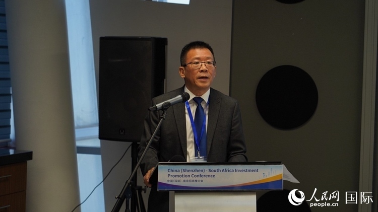 南非中國(guó)經(jīng)貿(mào)協(xié)會(huì)會(huì)長(zhǎng)、中國(guó)銀行約翰內(nèi)斯堡分行行長(zhǎng)張朝陽(yáng)致辭。人民網(wǎng) 劉暢攝