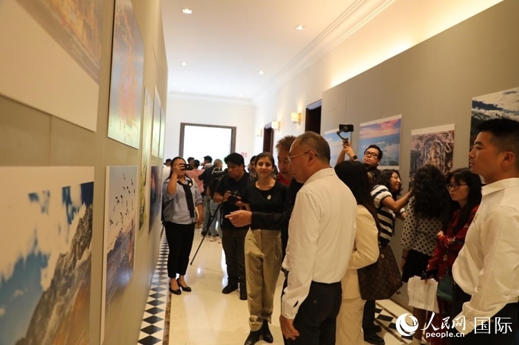 參觀者在圖片展活動現(xiàn)場。拍攝者為墨西哥分社外籍雇員埃內(nèi)斯托·多明戈斯