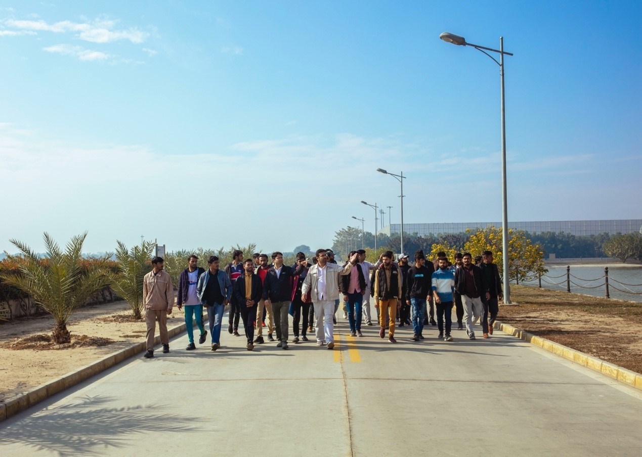 職業(yè)技校學(xué)員參觀中巴經(jīng)濟(jì)走廊薩希瓦爾電站。中國(guó)華能薩希瓦爾電站 供圖