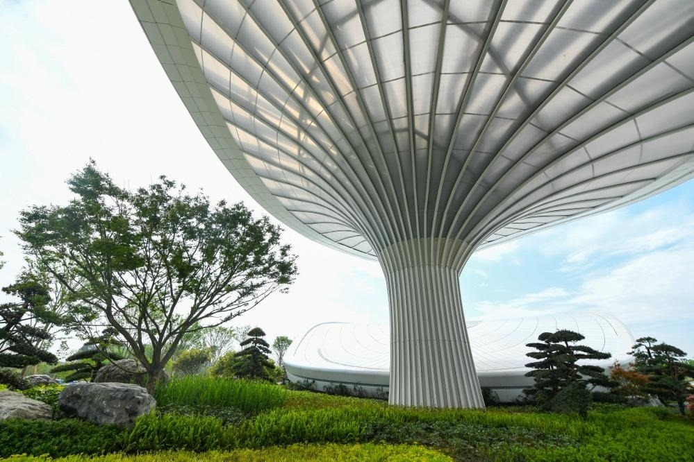 這是2024年4月22日拍攝的成都世園會主會場入口處的“芙蓉花”底部，它兼具收集雨水、循環(huán)利用的功能。新華社記者 王曦 攝