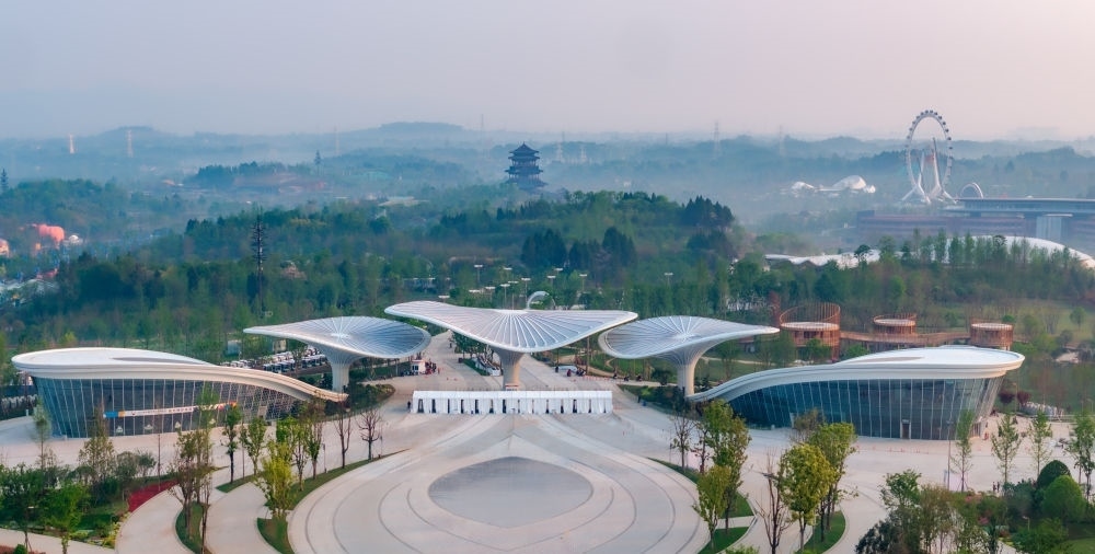 這是成都世園會主會場入口（無人機(jī)照片，2024年4月14日攝）。新華社記者 江宏景 攝