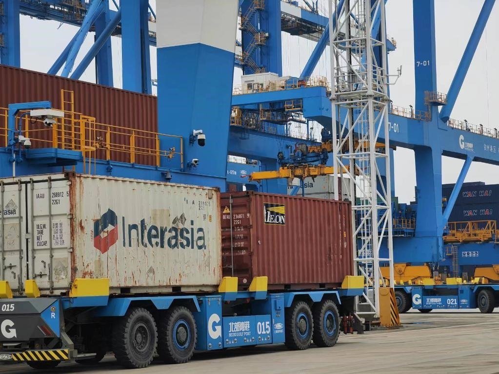 在欽州自動化集裝箱碼頭，智能導引運輸車在運送集裝箱。新華社記者趙歡 攝