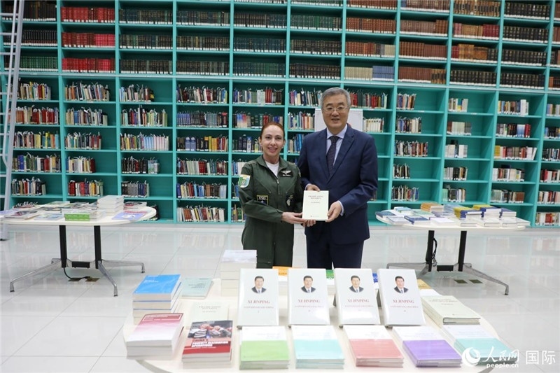 授課后，中國(guó)駐巴西大使祝青橋向巴西高等防務(wù)學(xué)院圖書館捐贈(zèng)了150本書籍。圖為祝青橋和巴西高等防務(wù)學(xué)院院長(zhǎng)卡拉·利里奧·馬丁斯在圖書捐贈(zèng)儀式上。 人民網(wǎng)記者 陳一鳴攝