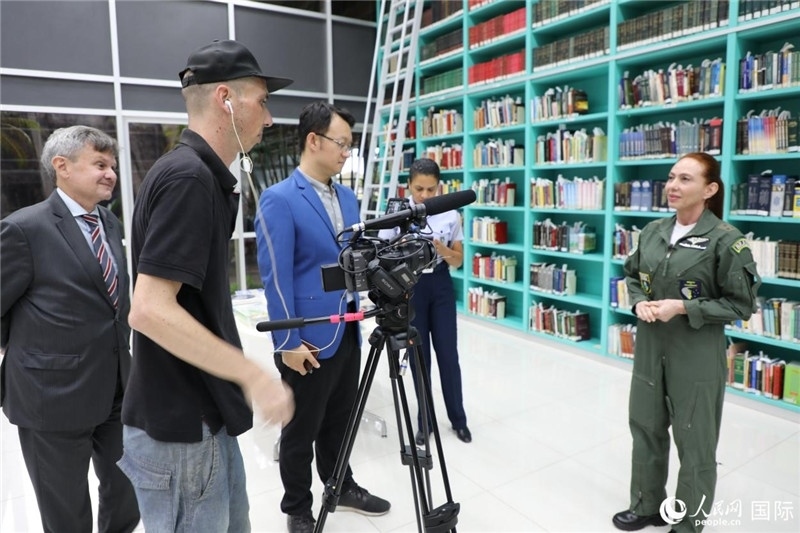 巴西高等防務(wù)學(xué)院院長(zhǎng)卡拉·利里奧·馬丁斯接受了人民網(wǎng)的視頻采訪。 人民網(wǎng)記者 陳一鳴攝