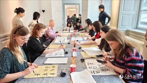 瑞典書(shū)法愛(ài)好者專(zhuān)心學(xué)習(xí)書(shū)法。人民網(wǎng)記者 殷淼攝