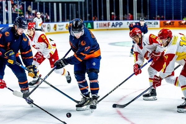 雙方球員爭(zhēng)搶。圖片來(lái)源：國(guó)際冰聯(lián)