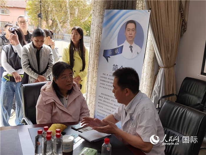 中醫(yī)專家為當(dāng)?shù)厝A僑華人提供中醫(yī)咨詢和診療服務(wù)。 （本報(bào)記者 楊謳 攝）