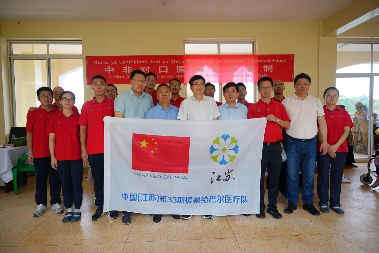 揚州市衛(wèi)健系統(tǒng)代表團和醫(yī)療隊在義診現(xiàn)場合影。中國援桑醫(yī)療隊供圖