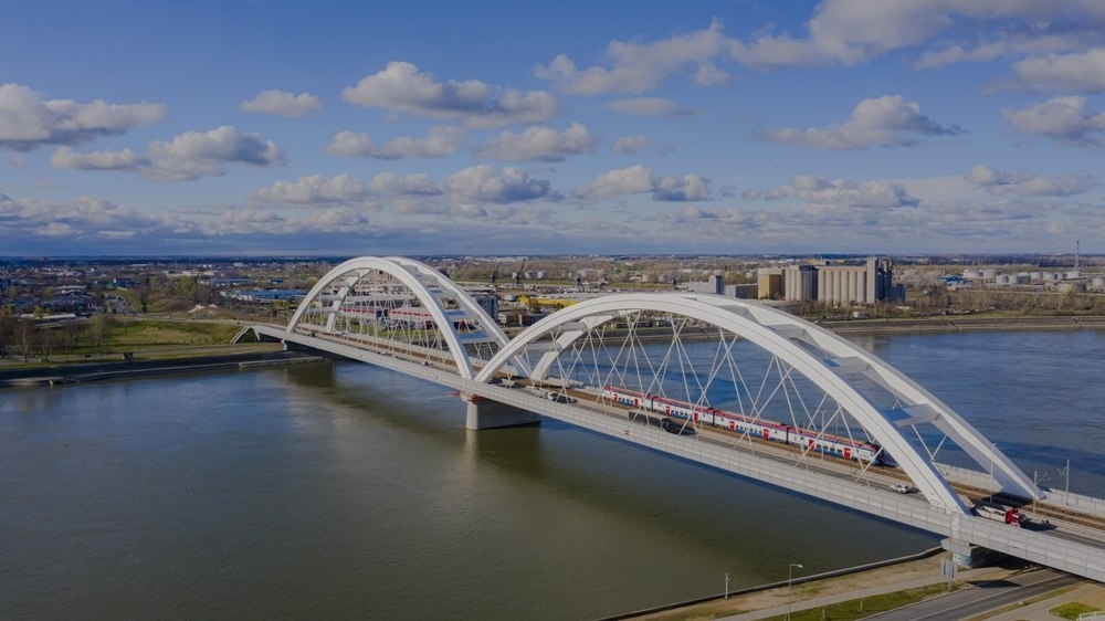 2024年3月12日，一列火車運行在匈塞鐵路塞爾維亞境內(nèi)貝諾段諾維薩德多瑙河大橋上（無人機照片）。新華社發(fā)（任衛(wèi)云攝）