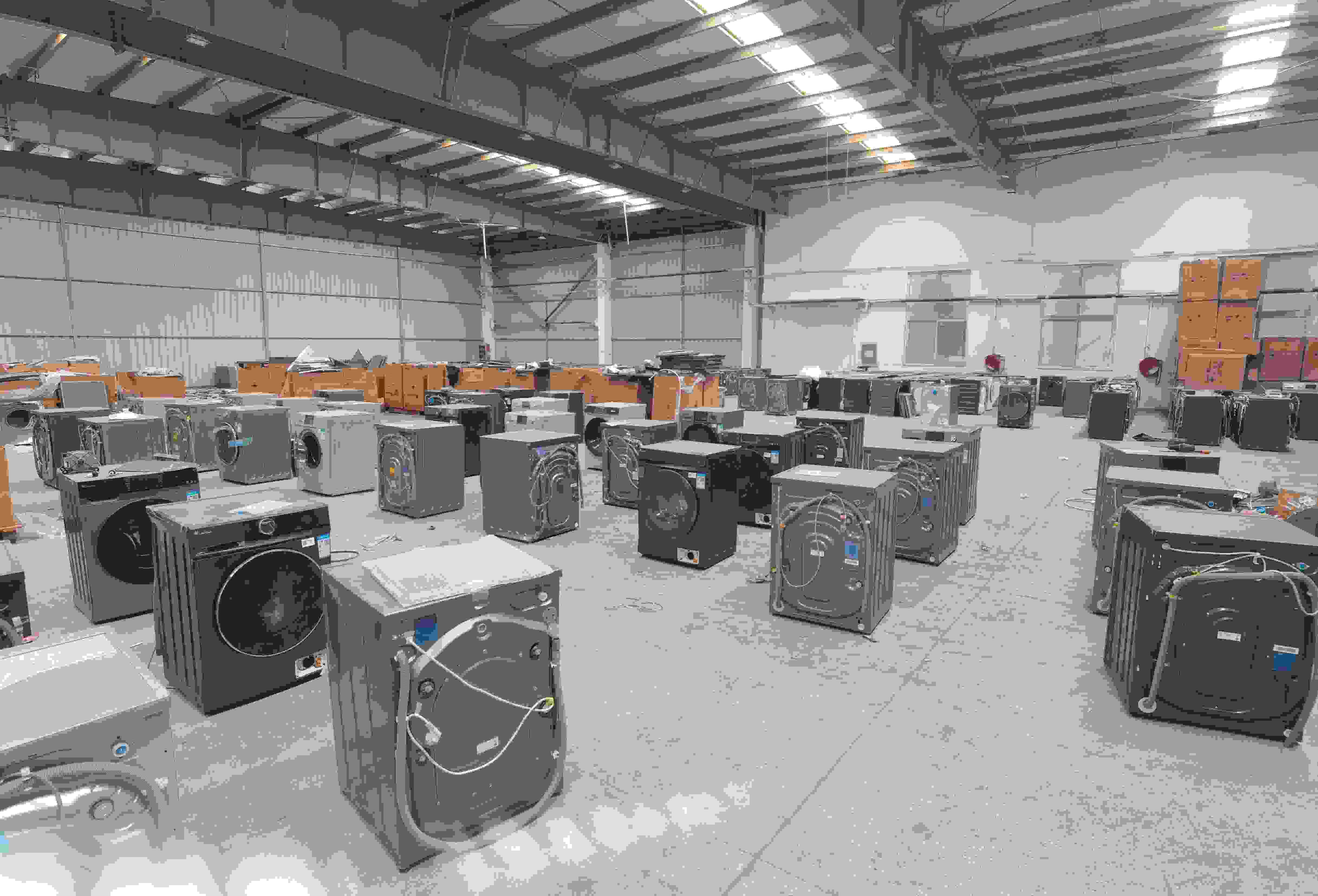 專案組民警查扣涉案場所及假冒知名品牌洗衣機(jī)。巨野警方供圖