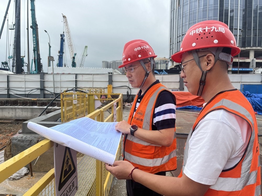2024年4月26日，深圳市五一勞動獎?wù)芦@得者、中鐵十九局軌道公司項目副經(jīng)理夏荔（左）在穗莞深城際鐵路前皇段皇崗口岸站建設(shè)現(xiàn)場忙碌。新華社發(fā)