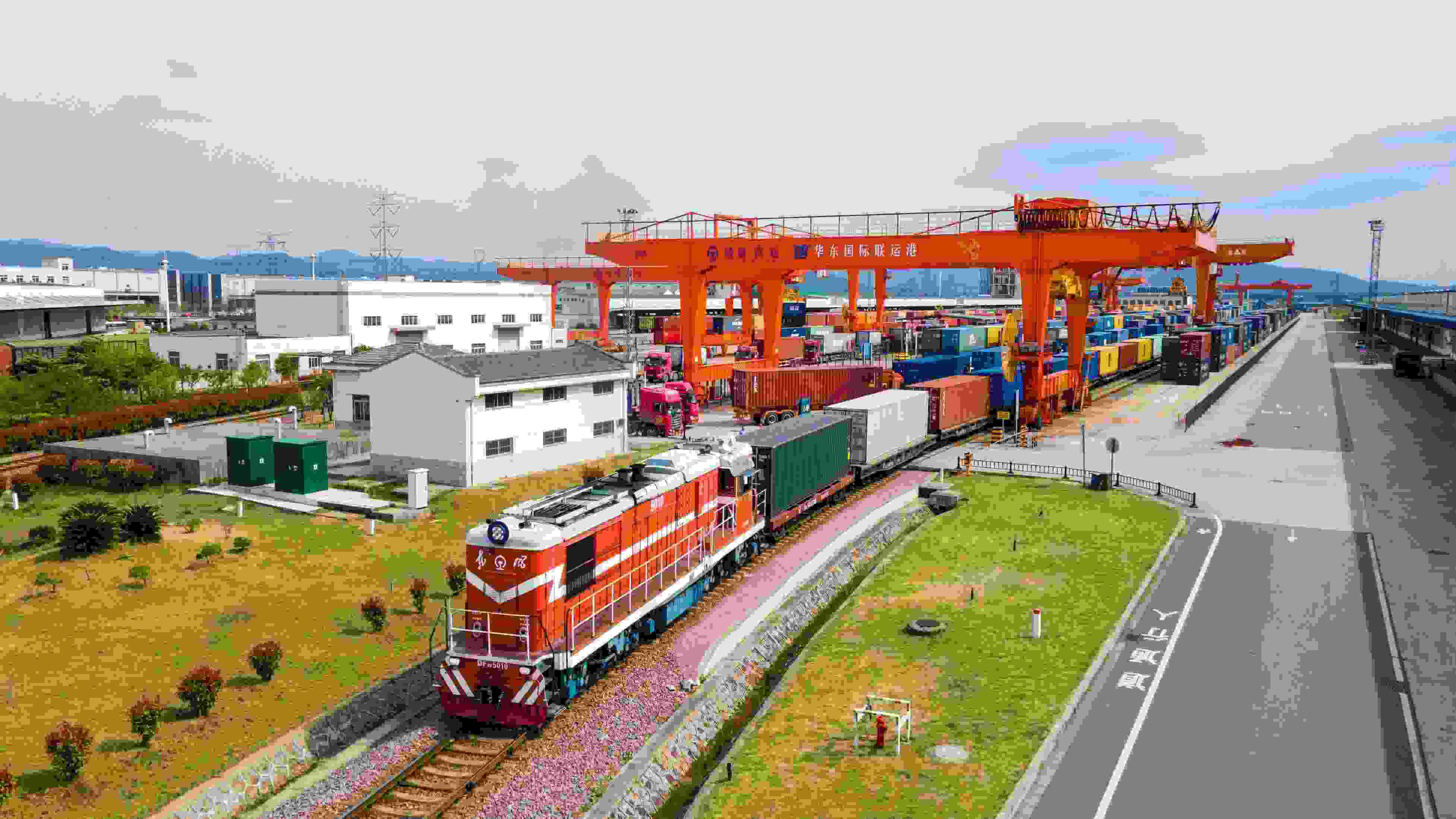 △2024年4月1日，浙江省金華華東國際聯(lián)運港，一列中歐班列裝載110個標箱日用百貨、電動工具、機械裝備等貨物從鐵路金華南貨場啟程駛往匈牙利布達佩斯。