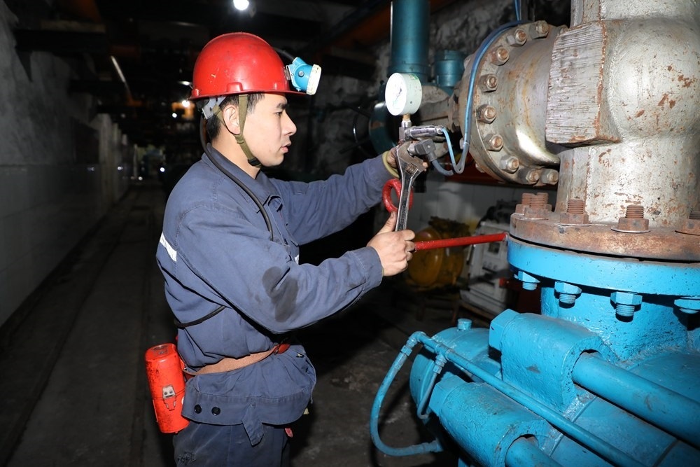 2024年4月30日，冀中能源峰峰集團(tuán)新屯礦機(jī)電區(qū)副區(qū)長顧博在井下泵房檢修水泵。新華社發(fā)