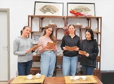 匈中雙語學校的學生胡靈月(左一)、宋智孝(右二)學習中國茶文化。