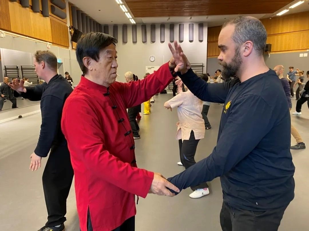 陳正雷老師親自示范指導。斯德哥爾摩中國文化中心供圖