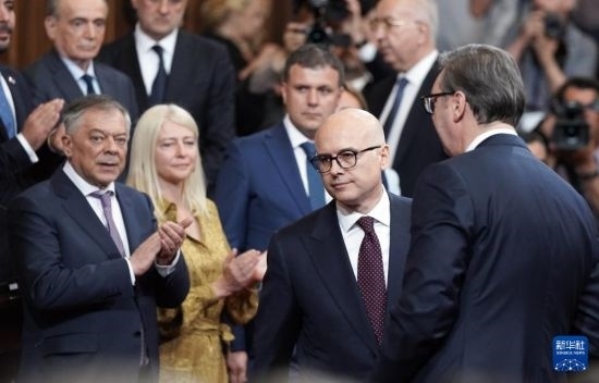  5月2日，在塞爾維亞貝爾格萊德，新一任政府總理武切維奇（中）出席就職儀式。新華社發(fā)（普雷德拉格·米洛薩夫列維奇攝）