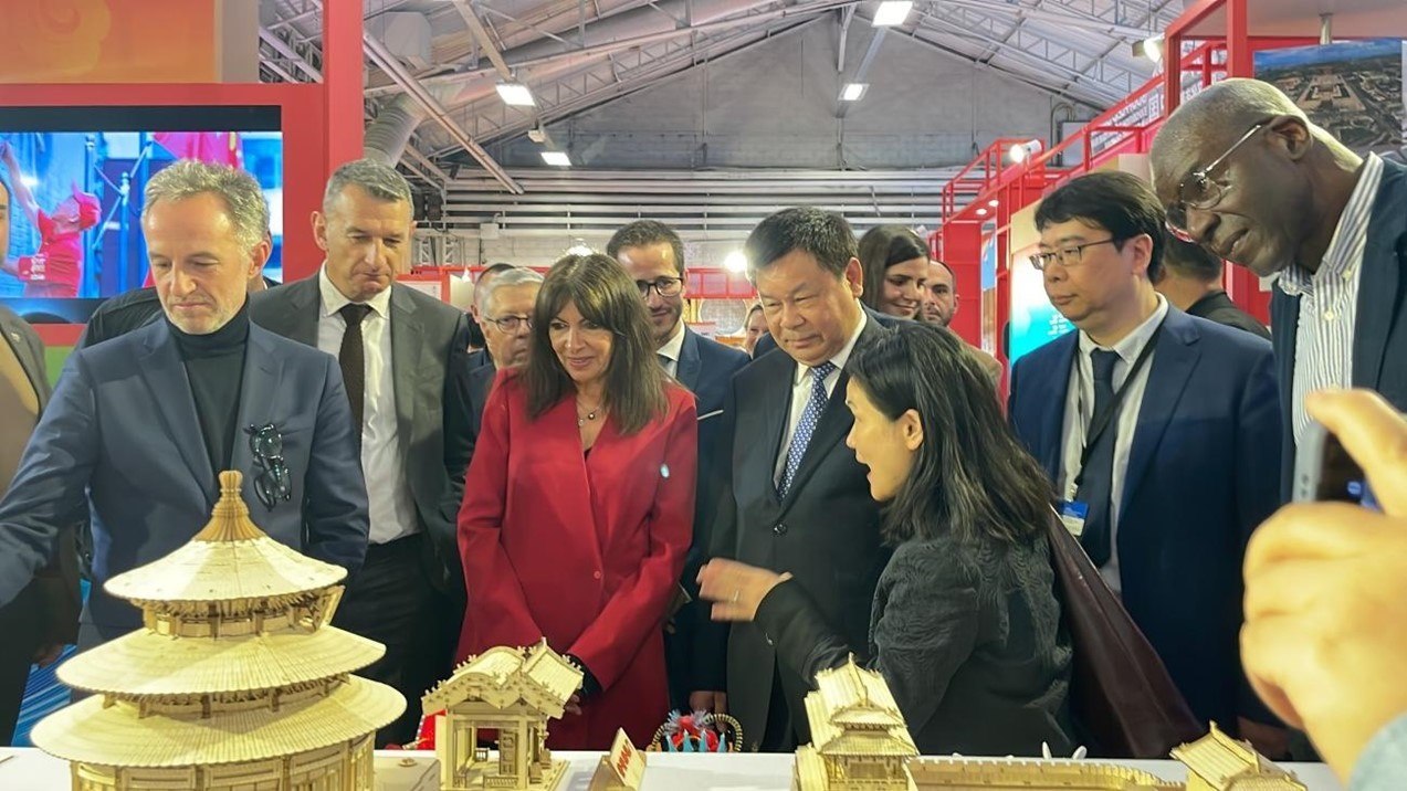 巴黎市市長(zhǎng)安妮·伊達(dá)爾戈參觀展覽。主辦方供圖