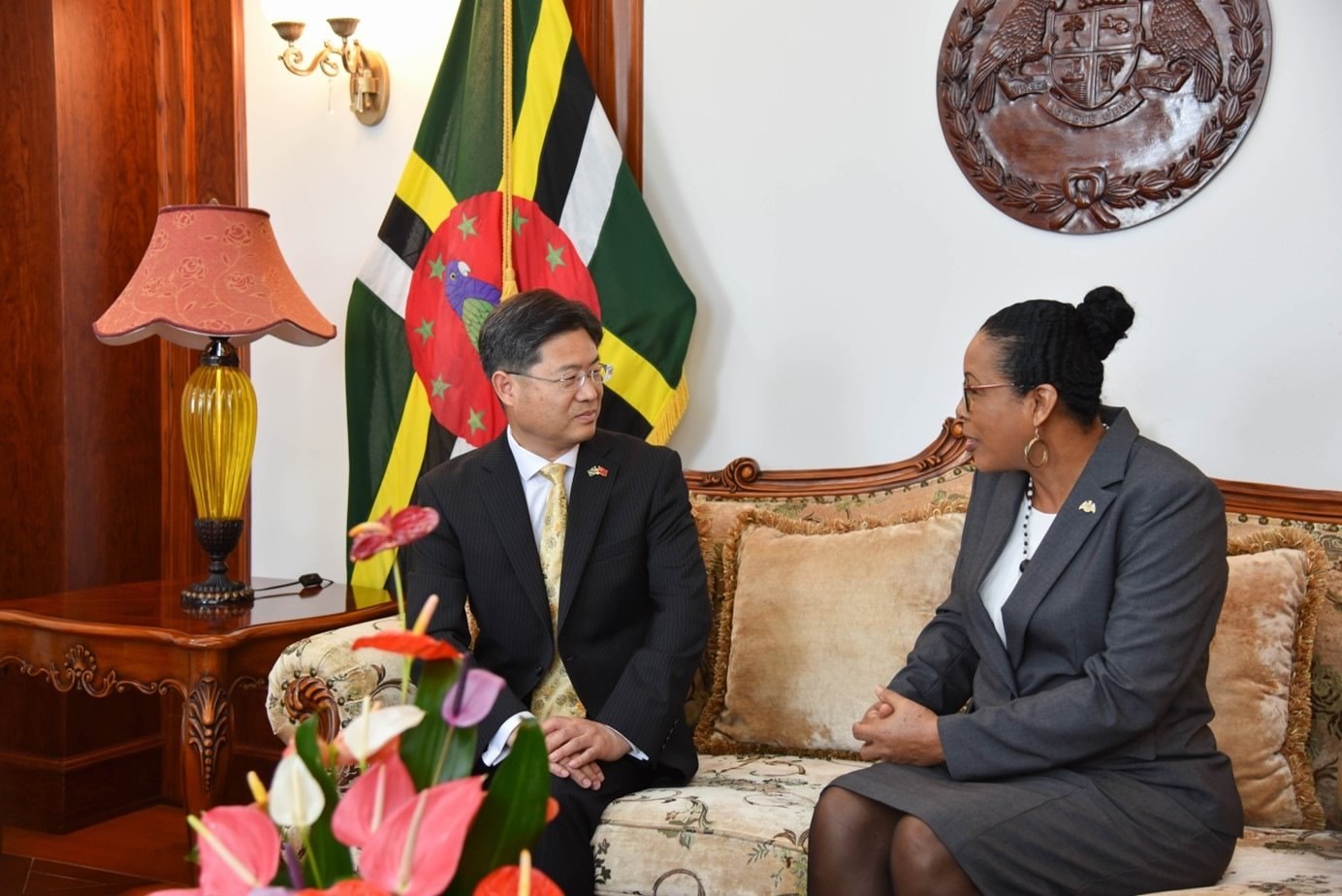 當(dāng)?shù)貢r間5月3日，中國新任駐多米尼克大使儲茂明（左）向多總統(tǒng)伯頓遞交國書。 中國駐多米尼克大使館供圖