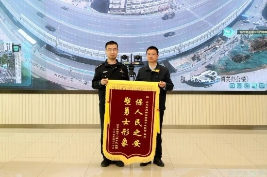 公交車上他一聲大吼！魏杰，好樣的！