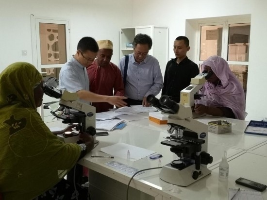 廣州中醫(yī)藥大學(xué)青蒿抗瘧援外醫(yī)療隊(duì)考察科摩羅國(guó)家瘧疾防治中心實(shí)驗(yàn)室。
