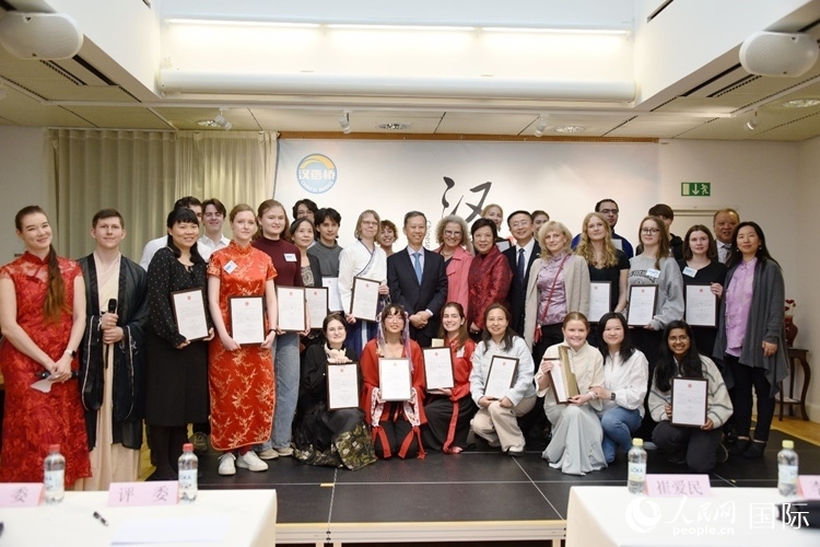 中國駐瑞典大使崔愛民、使館負(fù)責(zé)教育事務(wù)的黃立瓊參贊、預(yù)選賽評委老師和指導(dǎo)老師，以及所有獲獎選手合影留念。人民網(wǎng)記者 殷淼攝