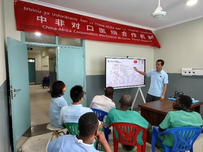 王林醫(yī)生開展術(shù)后疼痛管理的專題講座。中國（江蘇）第33期援桑給巴爾醫(yī)療隊(duì)供圖