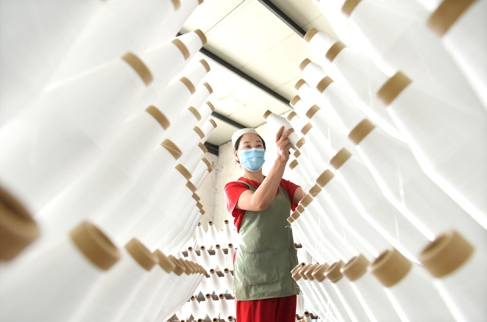 2024年5月1日，工人在山東省淄博市沂源縣悅莊工業(yè)園一玻纖企業(yè)整理加工的產(chǎn)品。新華社發(fā)（趙東山攝）