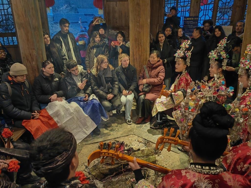 法國青年在榕江體驗(yàn)民俗文化。新華社記者 羅羽 攝