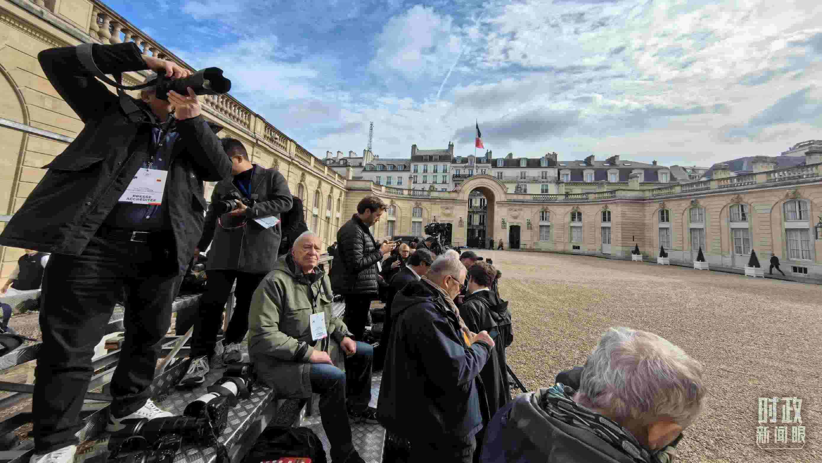 △媒體記者密切關(guān)注當(dāng)天活動(dòng)。（總臺(tái)央視記者陸泓宇拍攝）