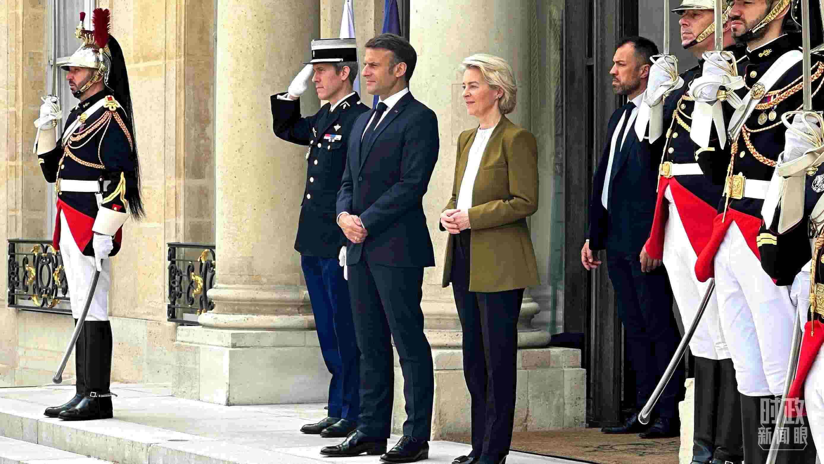 △中法歐領(lǐng)導(dǎo)人三方會(huì)晤后，馬克龍總統(tǒng)和馮德萊恩主席將習(xí)主席送至上車處。（總臺(tái)央視記者關(guān)舟拍攝）