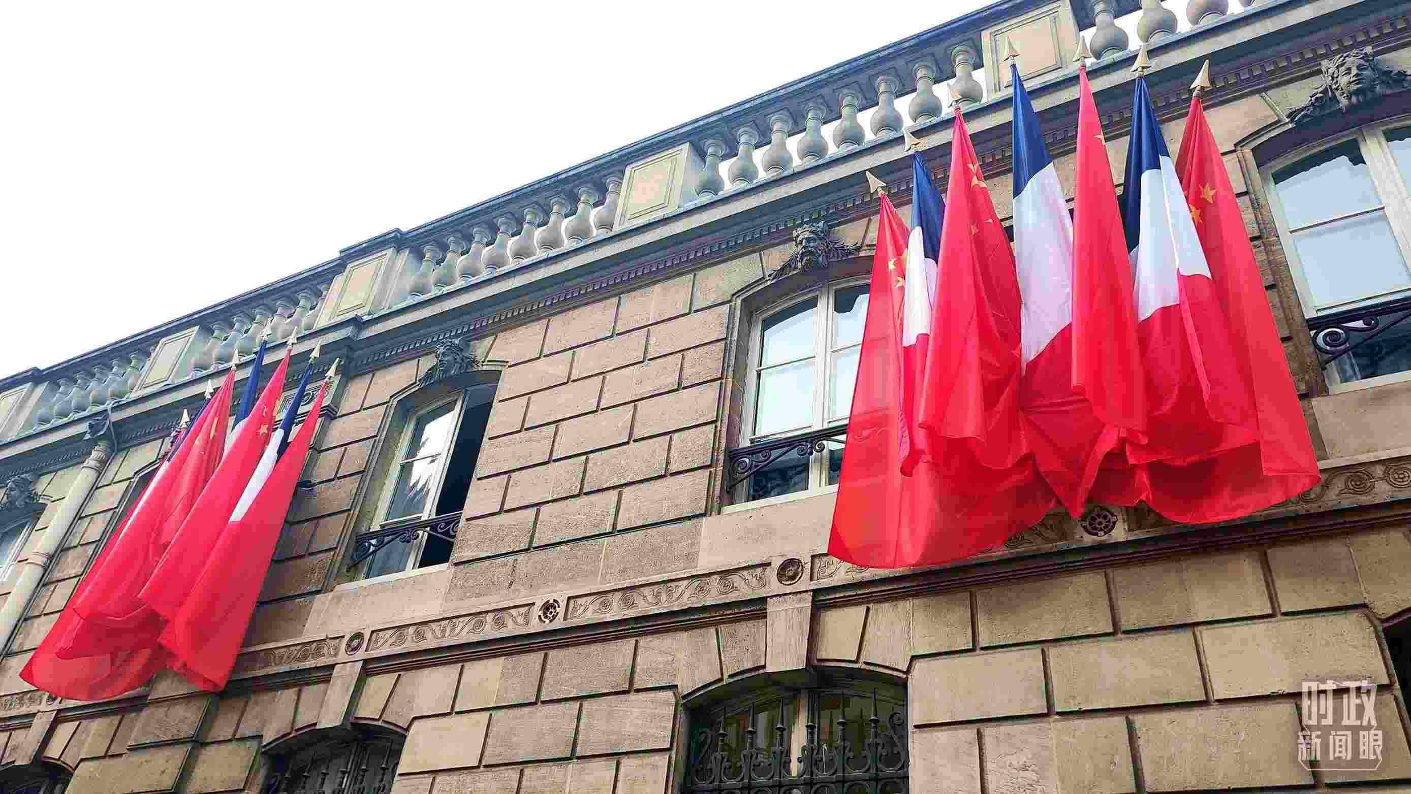 △中法歐領(lǐng)導(dǎo)人三方會(huì)晤地點(diǎn)——愛麗舍宮懸掛中法兩國(guó)國(guó)旗。（總臺(tái)央視記者劉琦拍攝）