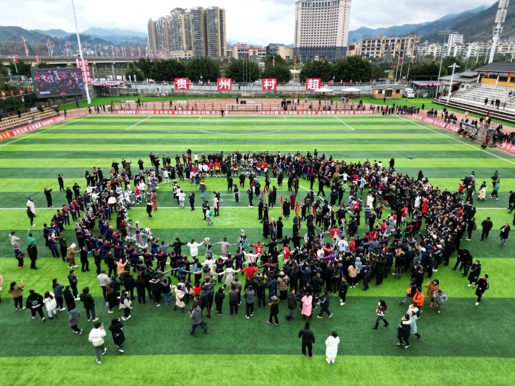 比賽結(jié)束后，兩隊(duì)隊(duì)員、親友團(tuán)和大批觀眾手拉手跳起侗族舞蹈。新華社發(fā)（王炳真攝）