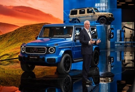 4月25日，在北京中國(guó)國(guó)際展覽中心順義館舉行的2024北京車(chē)展上，梅賽德斯—奔馳集團(tuán)股份公司董事會(huì)成員唐仕凱介紹梅賽德斯—奔馳純電G級(jí)越野車(chē)。新華社記者 才揚(yáng) 攝