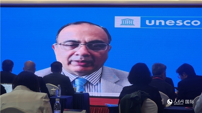 聯(lián)合國(guó)教科文組織駐華代表處代表夏澤翰通過視頻致辭。人民網(wǎng)記者 萬(wàn)宇攝