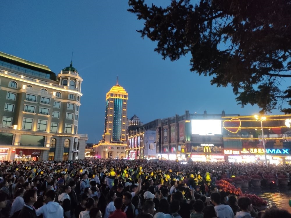 “五一”假期，哈爾濱松花江畔游人如織（2024年5月2日攝）。新華社記者 朱悅 攝