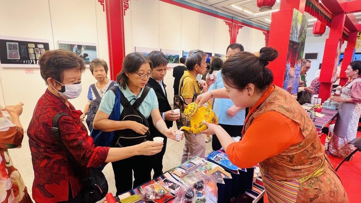 觀眾爭(zhēng)相體驗(yàn)酥油茶。曼谷中國(guó)文化中心供圖