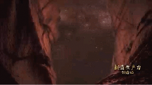 要甄別并發(fā)現(xiàn)暗物質(zhì)粒子，如同在一場人聲鼎沸的足球比賽現(xiàn)場聽見一根鋼針跌落的聲音。