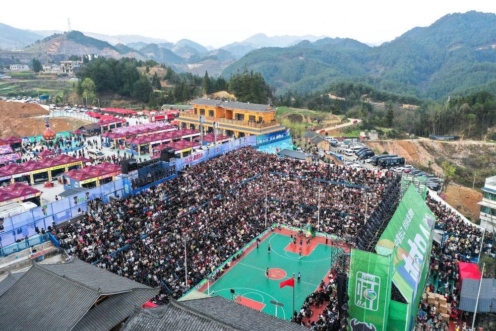 貴州省臺江縣舉辦的2024年“村BA”球王爭霸賽現(xiàn)場（2024年3月22日攝，無人機(jī)照片）。新華社記者 楊文斌 攝