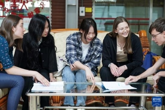 4月28日，宋智孝（右二）和胡靈月（左一）在北京首都師范大學校園內(nèi)與同學交流。新華社記者 彭子洋 攝