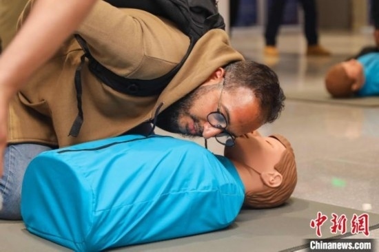 5月9日，留學(xué)生利用假人道具練習(xí)心肺復(fù)蘇技巧。張鷹 攝