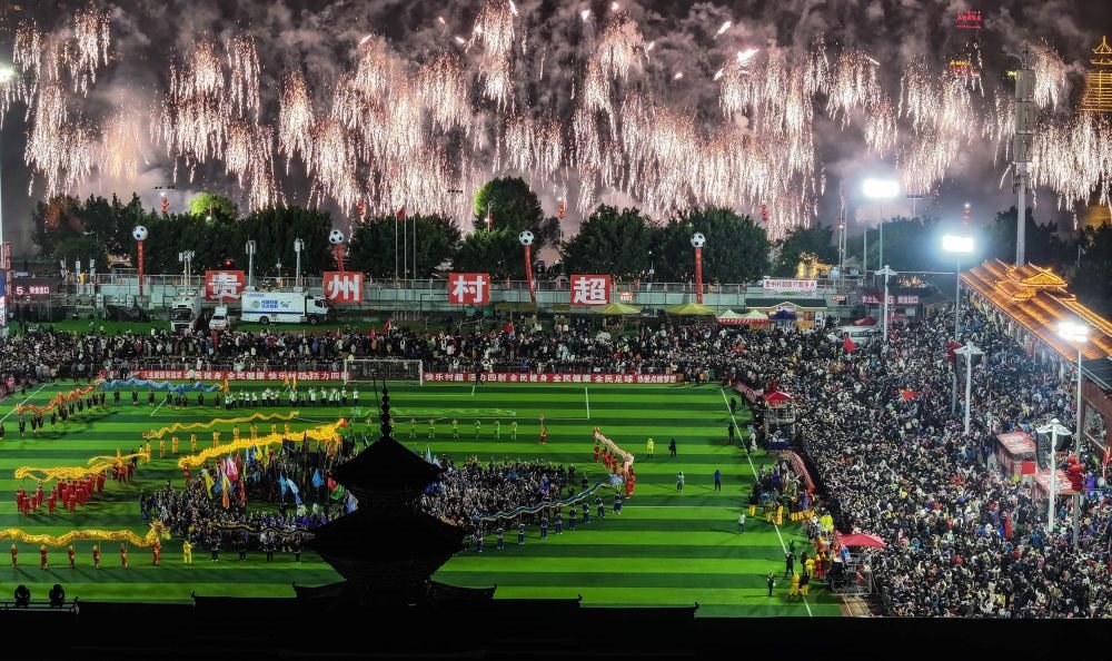 在貴州省榕江縣舉行的2024全國“村晚”示范展示活動暨貴州“村超村晚”活動中，音樂煙花秀精彩上演（2024年2月3日攝，無人機(jī)照片）。新華社記者 劉續(xù) 攝