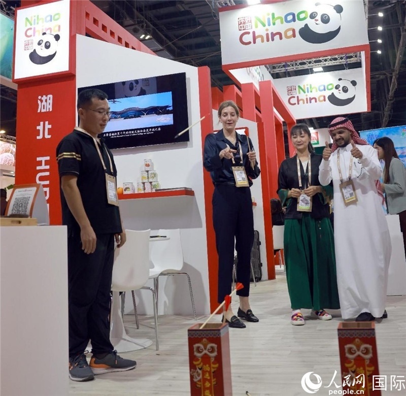 觀眾在參與投壺游戲。人民網(wǎng)記者管克江攝