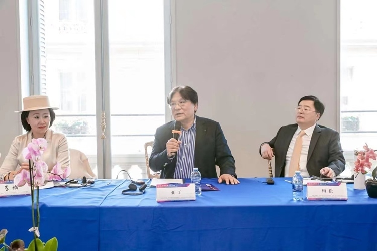 法中交流促進(jìn)會(huì)會(huì)長(zhǎng)、作家、翻譯家、法國(guó)最高榮譽(yù)騎士勛章獲得者亞丁發(fā)言（圖片：中國(guó)傳媒大學(xué)